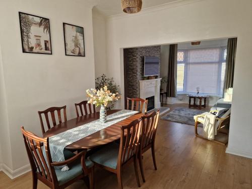 een eetkamer met een tafel en stoelen bij Relaxing House in Hull