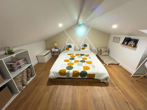 Un dormitorio con una cama grande en un ático. en La Bulle Secrète, en Villeneuve-sur-Lot