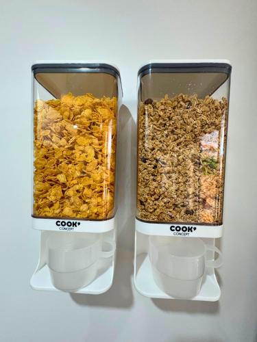 due contenitori di cibo sono uno accanto all'altro di La Bulle Secrète a Villeneuve-sur-Lot