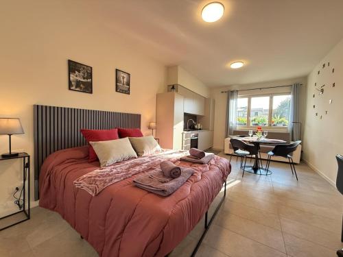 Postel nebo postele na pokoji v ubytování Bright studio apartment near ChorusLife and downtown