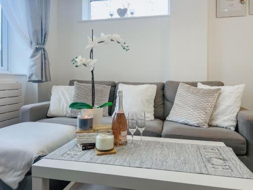 リトルハンプトンにあるLamornaのソファとテーブルのあるリビングルーム