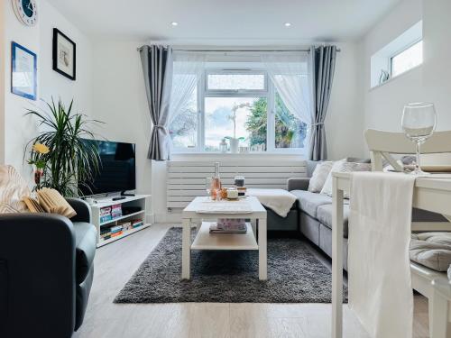 リトルハンプトンにあるLamornaのソファとテーブルのあるリビングルーム