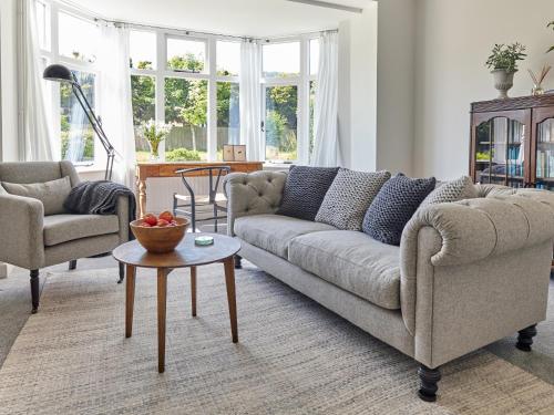 ランゴレンにあるGreen Acresのソファとテーブルのあるリビングルーム