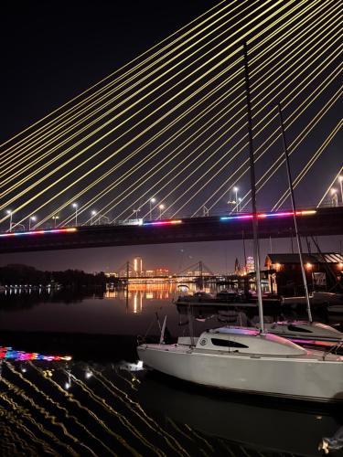 Afbeelding uit fotogalerij van ADA MOMENT Splav- kuca na reci Beograd- Floating House on SAVA RIVER ,Belgrade in Belgrado