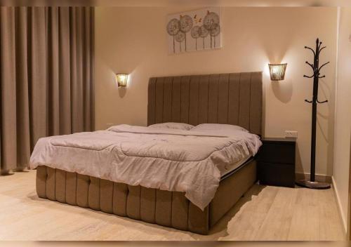 a bedroom with a large bed in a room at Naseem Sur 