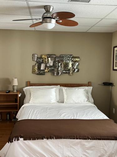 Un pat sau paturi într-o cameră la N' This on the Bay -Vacation Suite