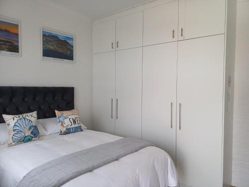 Postel nebo postele na pokoji v ubytování Cozy Cove