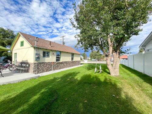 a yard with a tree and a house at The Cottage in Panguitch