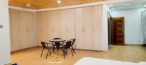 Ένα ή περισσότερα κρεβάτια σε δωμάτιο στο Pazuri Villas