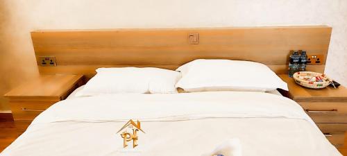 Giường trong phòng chung tại Pazuri Villas