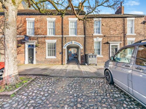 een auto geparkeerd voor een bakstenen gebouw bij Violet Cottage - Uk45968 in Yarm
