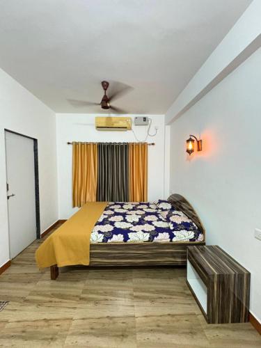 Postel nebo postele na pokoji v ubytování Shinde Guest House