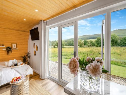 StraitonにあるFreedom Fields - Bluebellの花瓶付きのガラステーブルが備わるお部屋