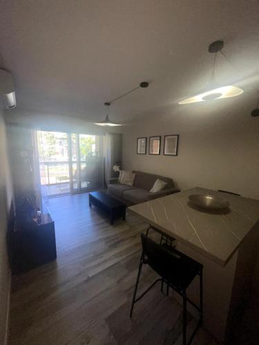 Φωτογραφία από το άλμπουμ του Joli appartement confort, clim - emplacement idéal στη Μεντόν