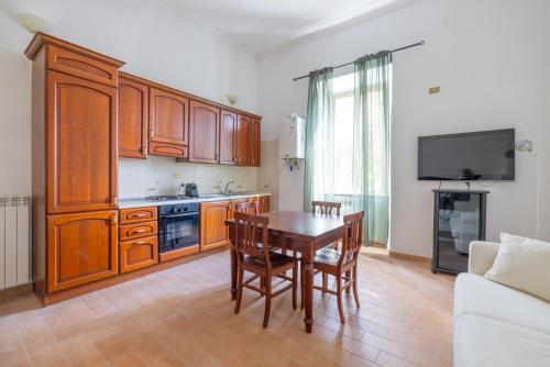 Piramide Maison-Rustic Elegance in Rome