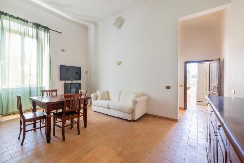 Piramide Maison-Rustic Elegance in Rome