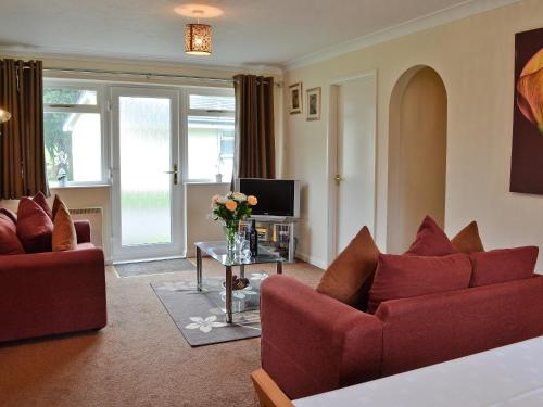 Saint CleerにあるTrebah - B5623のリビングルーム(赤いソファ2台、テレビ付)