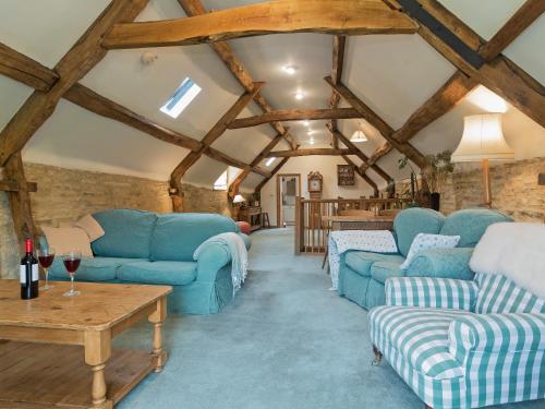 DaglingworthにあるFlowers Barnのリビングルーム(青いソファ、木製テーブル付)