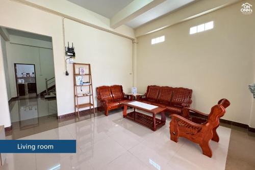 a living room with two chairs and a table at On Onn's Guesthouse in Ban Komo Sip Paet