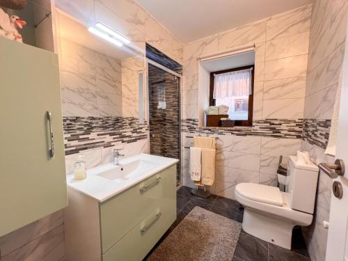 un baño con lavabo e inodoro en Quinta do Assento, en Louredo