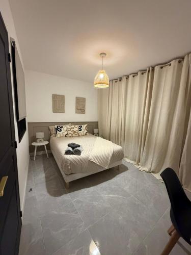 Ένα ή περισσότερα κρεβάτια σε δωμάτιο στο La maison de LYA (lyaroom)