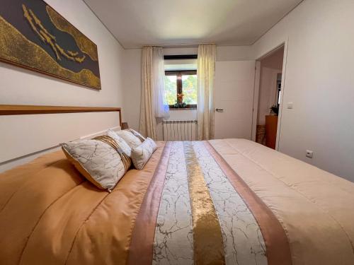 Un dormitorio con una cama grande con dos almohadas encima. en Quinta do Assento, en Louredo