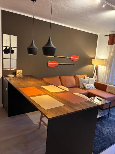 salon ze stołem i kanapą w obiekcie Sienna - central and cozy w mieście Kassel