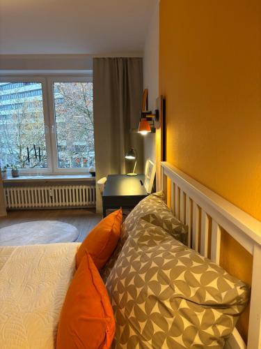 sypialnia z łóżkiem, biurkiem i oknem w obiekcie Sienna - central and cozy w mieście Kassel