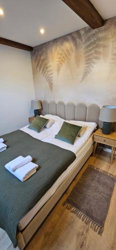 Un dormitorio con una cama grande con toallas. en Apartamenty Natural, en Drawsko Pomorskie