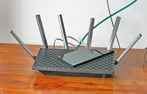 un ordinateur portable assis au-dessus d'une table en bois dans l'établissement Zimline Oceanfront, à Nueva Gorgona