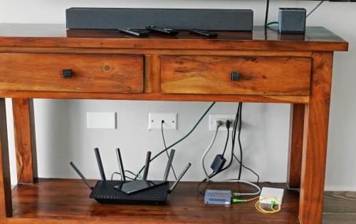 une table en bois avec un bureau et un clavier dans l'établissement Zimline Oceanfront, à Nueva Gorgona