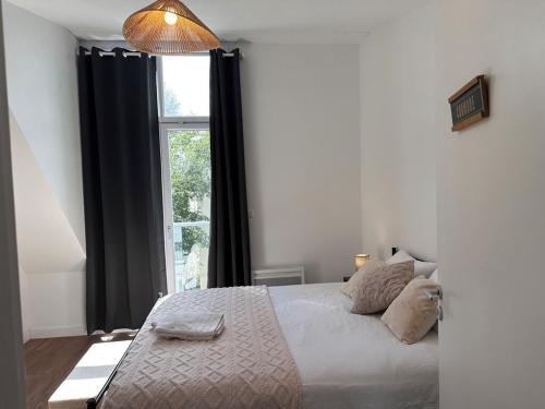 Postel nebo postele na pokoji v ubytování Le Ronsard, vue sur forteresse