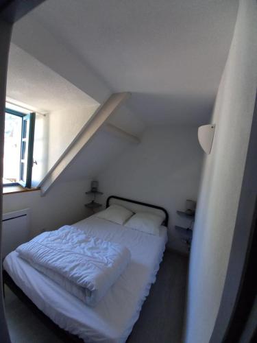 เตียงในห้องที่ logement moderne