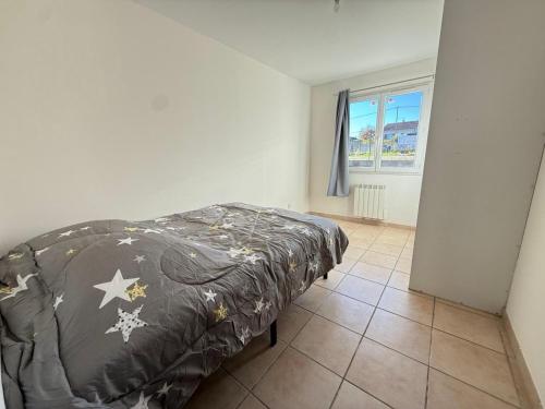 Ένα ή περισσότερα κρεβάτια σε δωμάτιο στο Maison plain-pied