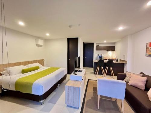 a bedroom with a king sized bed and a couch at Apartasuite cercana al aeropuerto internacional MED in San Antonio de Pereira