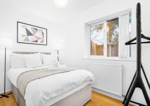 Postel nebo postele na pokoji v ubytování 4 Bedroom Bungalow - Parking - Garden - Netflix - Sutton Coldfield 75C