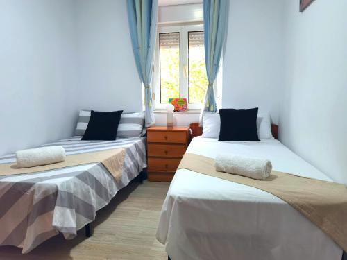 CacicedoにあるVilla Maykiの窓のある部屋にツインベッドが2台