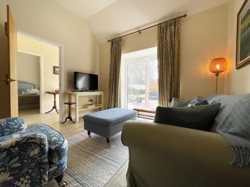 FarrにあるFarr Outのリビングルーム(ソファ、椅子、窓付)