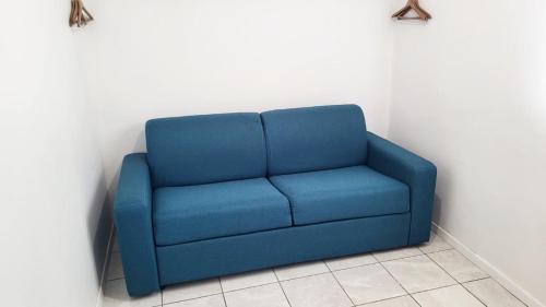 Ein Sitzbereich in der Unterkunft Studio Cosy Climatisation, Wi-Fi, terrasse, parking, proche de la mer, havre de paix pour les couples