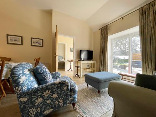 FarrにあるFarr Outのリビングルーム(ソファ、椅子、窓付)