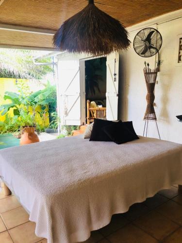 a bedroom with a bed in a room at Joli oasis au centre de l'île in Baie-Mahault
