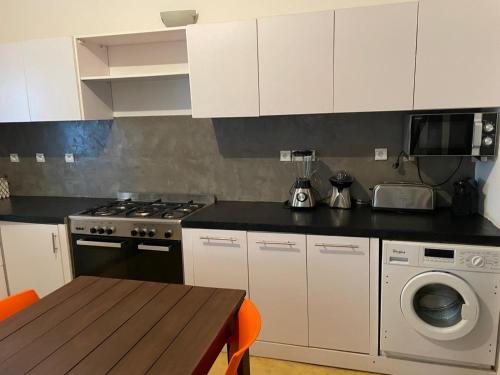 Η κουζίνα ή μικρή κουζίνα στο Lou Fatm' Popenguine