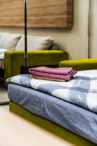 due letti con asciugamani sopra in una stanza di Testimiteanu One a Chişinău