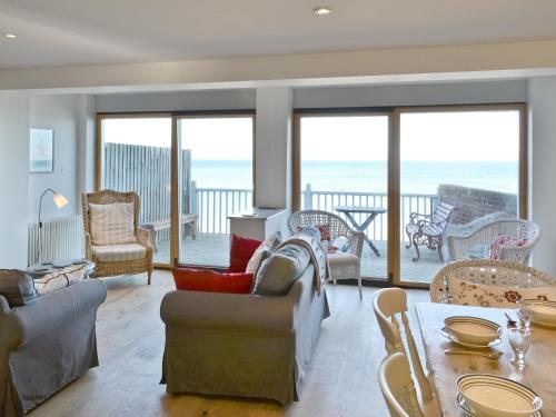 un salon avec vue sur l'océan dans l'établissement Turnstone Cottage, à Sheringham