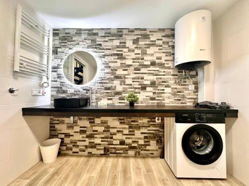 een wasruimte met wasmachine en droger bij Ciudades de España in Valencia