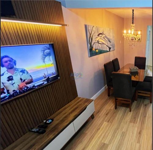 Una televisión o centro de entretenimiento en Residencial Solar das Bromélias