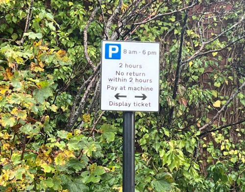 a parking sign sitting on top of a pole at New Modern 3 Bed En-suites City Centre Apartment - Sleeps 8- Paid Parking Options in Preston
