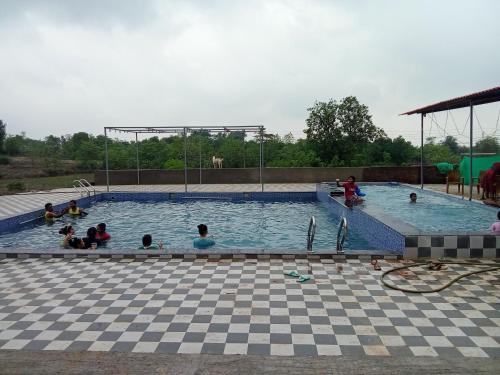 Bazén v ubytování Silver Alps Farm Resort nebo v jeho okolí