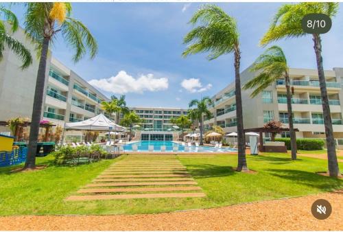 ein Resort mit Swimmingpool und Palmen in der Unterkunft Condominio Brisas do Lago in Brasilia