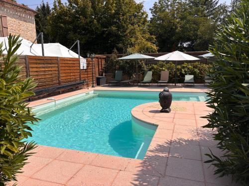 Bazén v ubytování Gîtes de la chocolaterie nebo v jeho okolí